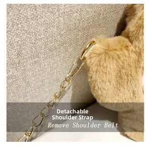 Dettaglio della tracolla a catena dorata rimovibile sulla borsa a zampa d'orso in peluche