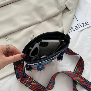 Borsa a secchiello in stile etnico con nappe colorate e tracolla ampia a fantasia