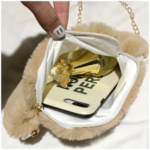 Dettaglio dell'interno della borsa a zampa d'orso in peluche con catena d'oro e pelliccia