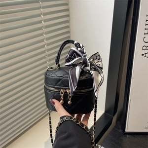 Mini borsa trapuntata nera con manico in foulard di seta e tracolla a catena dorata