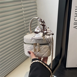 Mini borsa a tracolla trapuntata bianca con manico in seta e catena dorata
