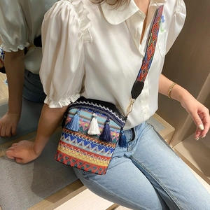 Borsa a secchiello etnica con ricami colorati, nappine a frange e tracolla larga
