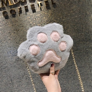 Dettaglio borsa a zampa di gatto in peluche grigio con cuscinetti rosa e catena dorata