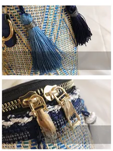 Dettagli della borsa a cilindro boho intrecciata con nappe blu e zip dorate di lusso