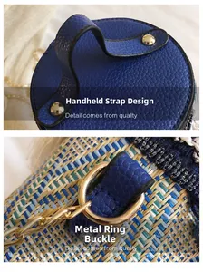 Dettaglio della borsa a cilindro intrecciata con tracolla in pelle blu e fibbie d'oro