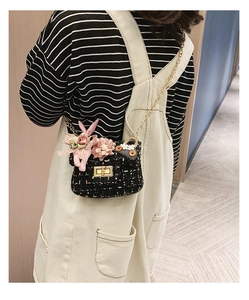 Dettaglio borsa a tracolla in tweed per bambina con fiori e catena dorata
