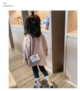 Dettaglio borsa a tracolla in tweed azzurro per bambina con fiori 3D e perline