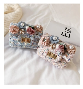 Vista dettagliata delle borse in tweed per bambina con fiori di seta e perle decorative