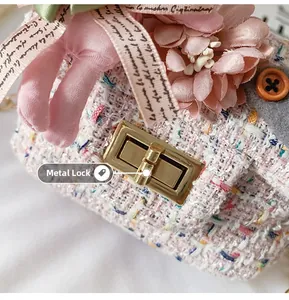 Dettaglio borsa in tweed rosa per bambina con chiusura dorata e decorazione floreale