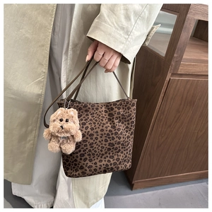 Dettaglio della borsa a secchiello leopardata con ciondolo a forma di orsetto