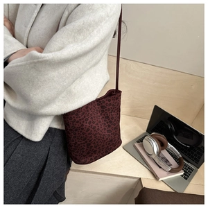 Dettaglio borsa a secchiello leopardata rosso scuro in pelle scamosciata casual