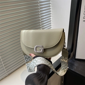 Borsa a sella verde oliva in pelle martellata con tracolla intrecciata geometrica
