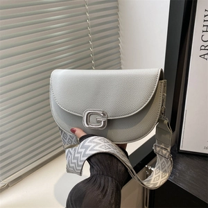 Borsa a sella in pelle grigio chiaro con fibbia a G di strass e tracolla jacquard