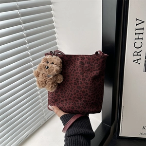 Secchiello vintage bordeaux con stampa leopardata, charm peluche e finitura opaca