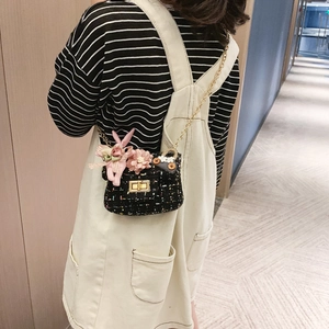 Borsa a tracolla bimba in tweed nero con bambola coniglio rosa e catenella dorata