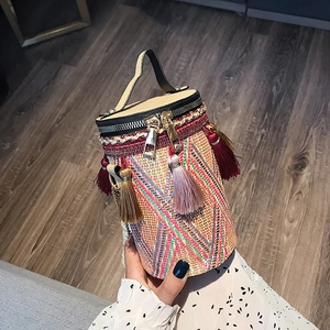 Borsa a secchiello cilindrica etnica intrecciata con motivi geometrici e nappine colorate