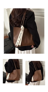 Dettaglio della borsa tote in pelle caramello con tracolla bianca e testo moda