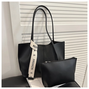 Dettaglio del set borsa tote in pelle PU nera con pochette e cinturino in nastro moda