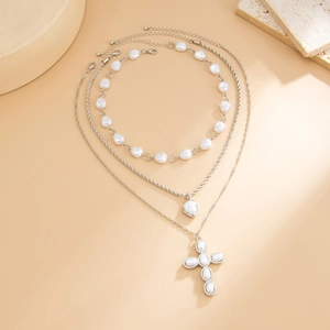 Ensemble de colliers à perles baroques avec pendentif croix argentée et chaîne torsadée
