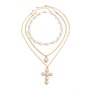 Collier triple rang doré avec pendentif croix et perles baroques élégantes