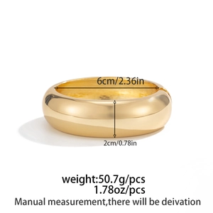 Vista macro del bracciale rigido dorato con diametro interno 6 cm e larghezza 2 cm