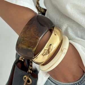 Set di tre bracciali impilabili in resina ambrata, metallo dorato e bianco crema chic