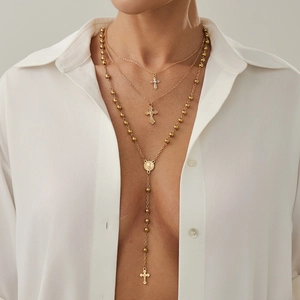 Set van drie gouden kettingen met kruishangers en Y-vormige ketting met parels