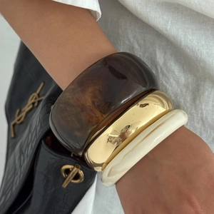 Set di tre bracciali rigidi sovrapponibili in resina tartarugata e metallo dorato