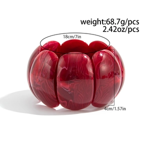 Dettaglio del bracciale elastico in acrilico marmorizzato rosso, altezza 4cm e giro 18cm