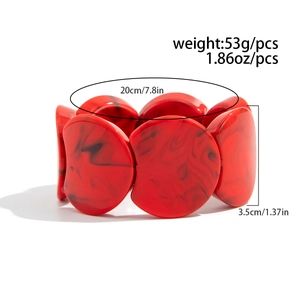 Dettaglio del bracciale elastico in acrilico marmorizzato rosso con misure e peso indicati