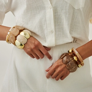Set di bracciali spessi in resina e metallo dorato con motivi marmo e ambra