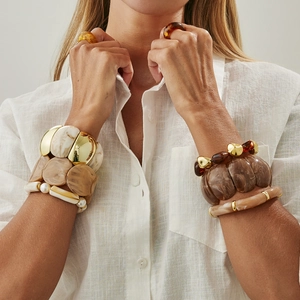 Bracciali impilabili in acrilico artistico con motivi tartarugati ambra e dettagli oro