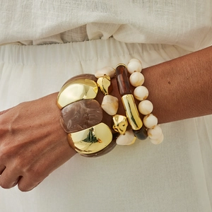 Set di bracciali multistrato in stile boho con metallo dorato e ciondoli in resina ambra