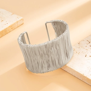 Dettaglio del bracciale a fascia in filo d'argento su pietre naturali eleganti