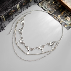 Catena da vita gotica multistrato con ciondoli a forma di falena e luna in finitura argento
