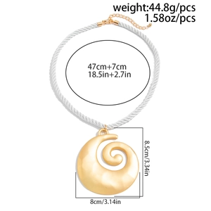 Makroaufnahme der großen goldenen Spirale mit weißem Kordelhalsband und Hammerschlag