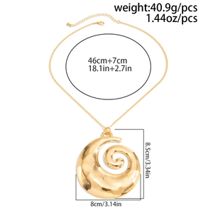 Große goldene spiralförmige Schneckenanhänger mit gehämmerter Metalloberfläche