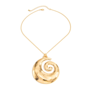 Detail der goldenen Spiralblume mit handgefertigter Hammerschlag-Textur und dünner Kette