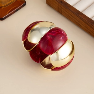 Retro marble-textured resin and golden metal stretch bracelet with a stacked vintage design