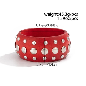 Vue détaillée du large bracelet en bois rouge avec clous argentés et dimensions
