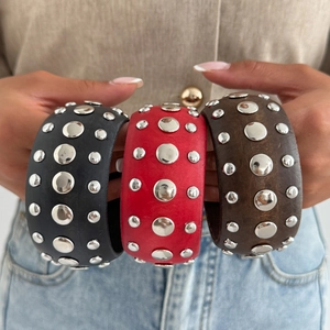 Bracelets larges en cuir style punk avec clous argentés en noir, rouge et marron