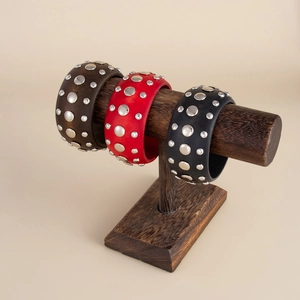 Ensemble de trois bracelets punk larges en cuir avec rivets métalliques arrondis