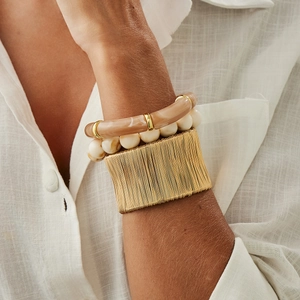 Set di tre bracciali a strati con maglia dorata, perle di marmo e resina elegante