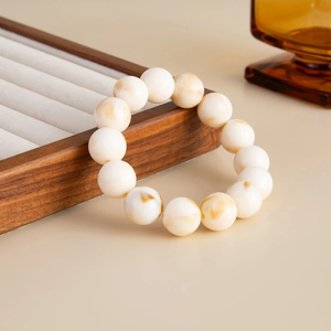 Dettaglio ravvicinato di un bracciale in resina ambrata su un supporto in legno scuro