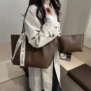 Set borsa tote e pochette marrone scuro in similpelle con nastro alla moda