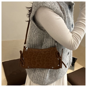 Detail einer Schultertasche mit Leopardenmuster, Seitenschleife und Mattoptik