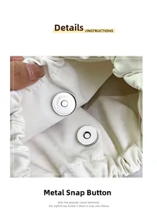 Dettaglio della chiusura magnetica in metallo argento sulla borsa tote in pelle bianca