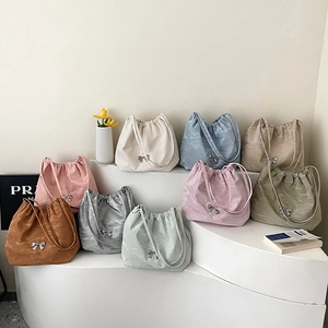 Borsa tote con coulisse, fiocco metallico e trama a pieghe in tonalità pastello alla moda