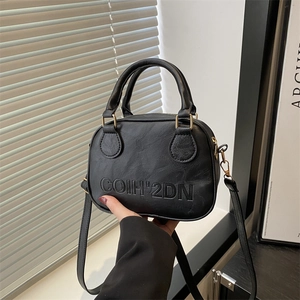 Sac à main chic en similicuir noir avec lettres gaufrées et finitions dorées