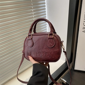 Sac à Épaule Femme avec Lettres Gaufrées Vintage Mode Urbaine Grande Capacité en Cuir PU Sac à Main Bandoulière Décontracté Couleur Unie